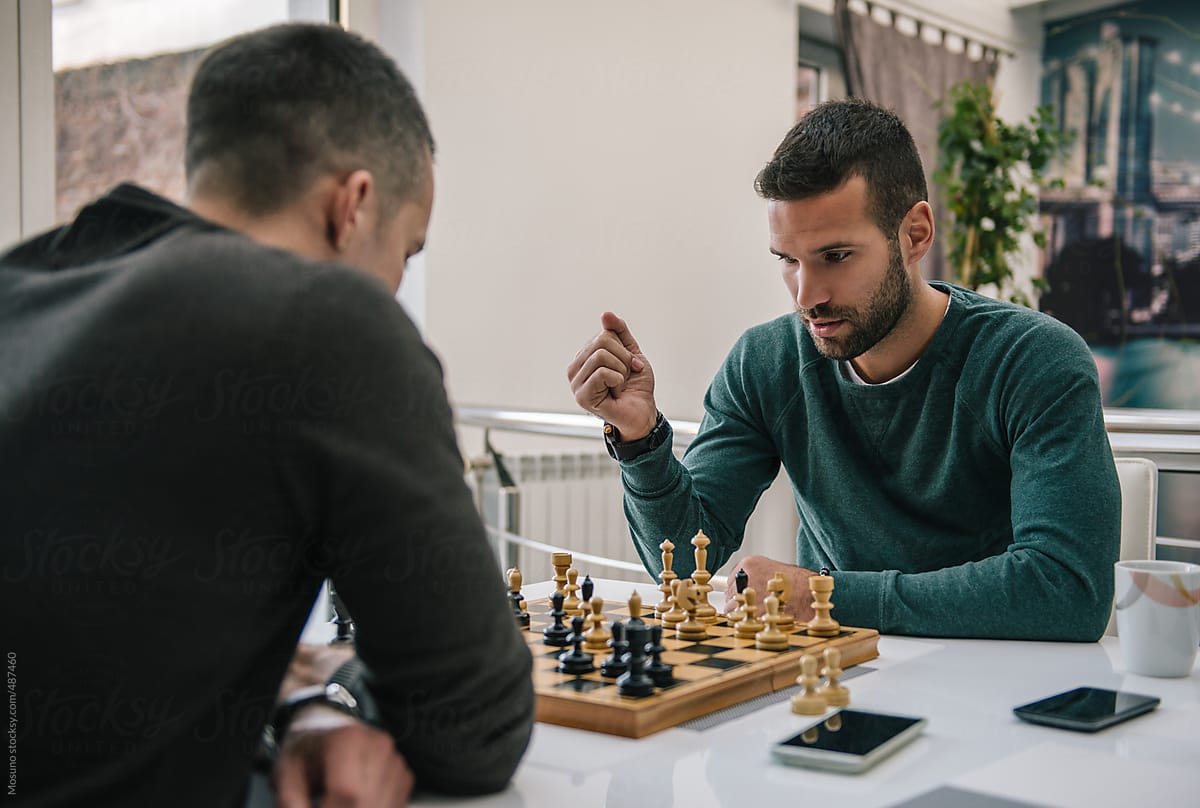 friends play chess on their smartphones online. 17623174 Stock Photo at  Vecteezy