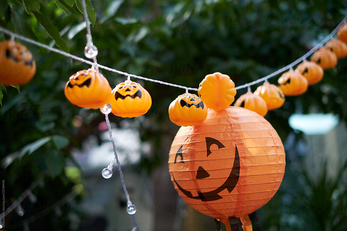 Halloween decoration, pumpkin lights on the tree