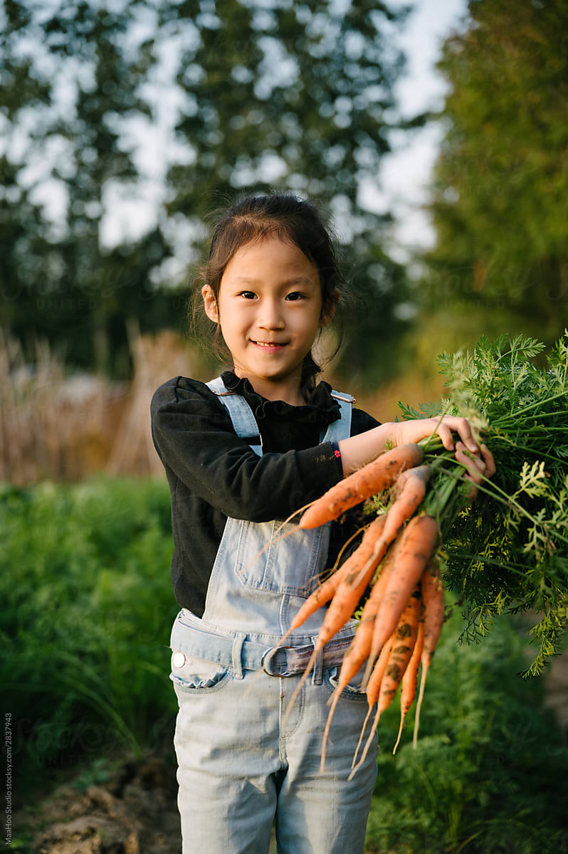 kids girl little girl carrot 123RF