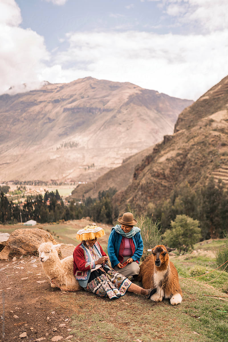 Peruvian women working together