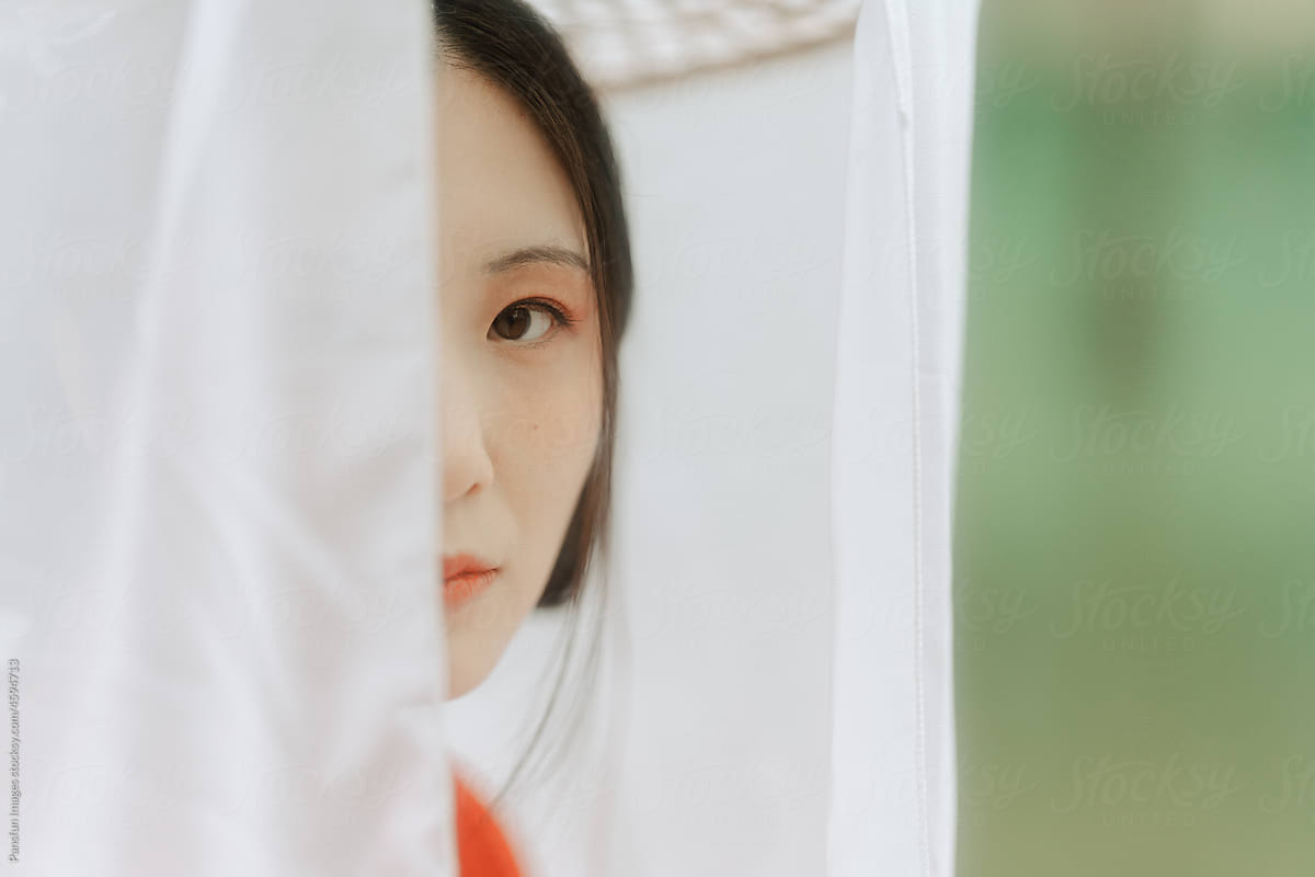 Portrait of Asian woman in red traditional Chinese Hanfu