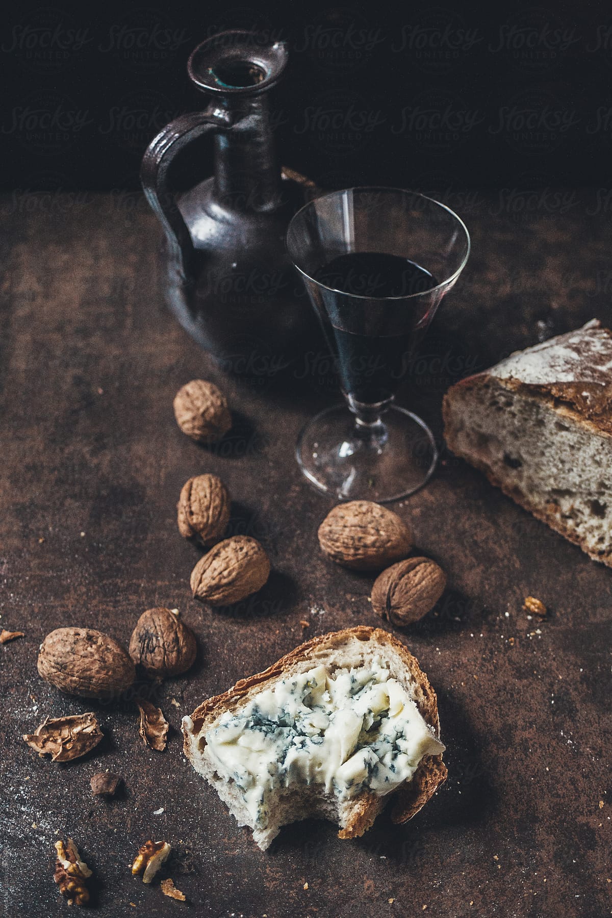 Slice of bread with blue cheese, wine and wallnuts