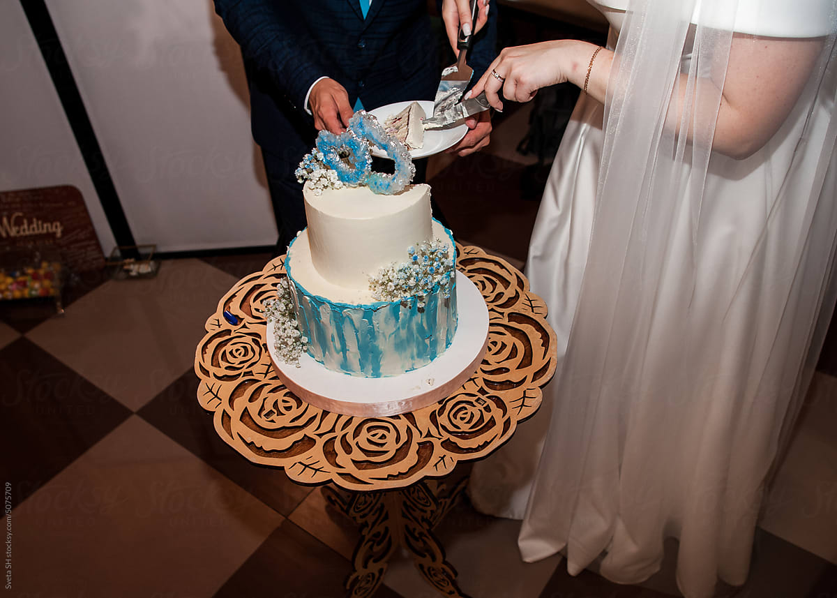 Cuttting the wedding cake.