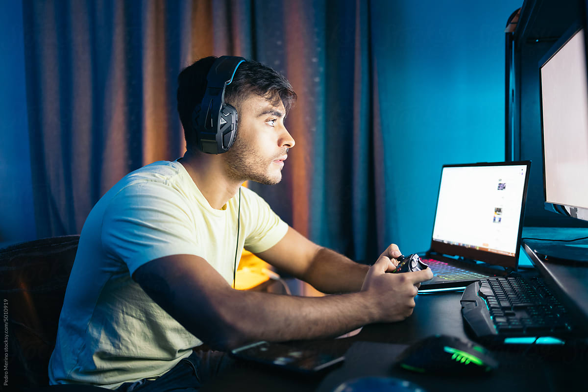 Gamer playing multi-screen video games online
