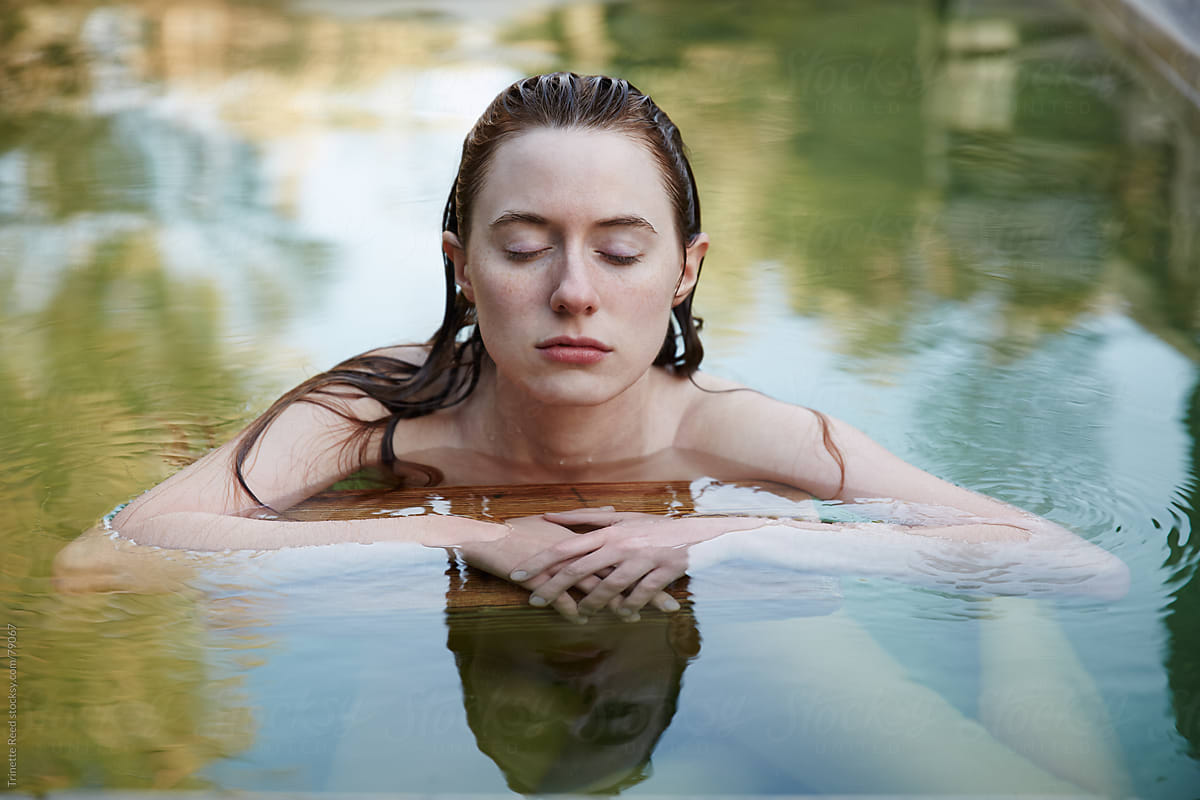 Woman Relaxing In Japanese Hot Springs Spa Del Colaborador De Stocksy Trinette Reed Stocksy 9513