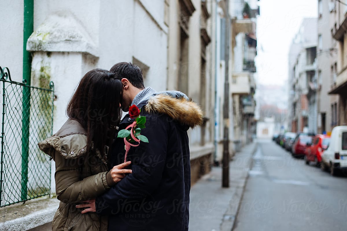 Young Couple Hugging On The Street Del Colaborador De Stocksy Mosuno Stocksy 