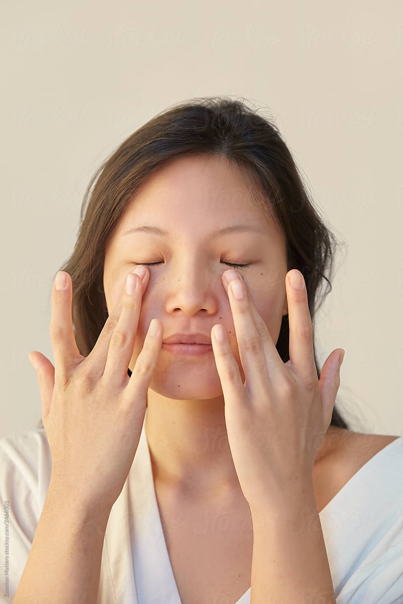 Under eye detoxifying massage