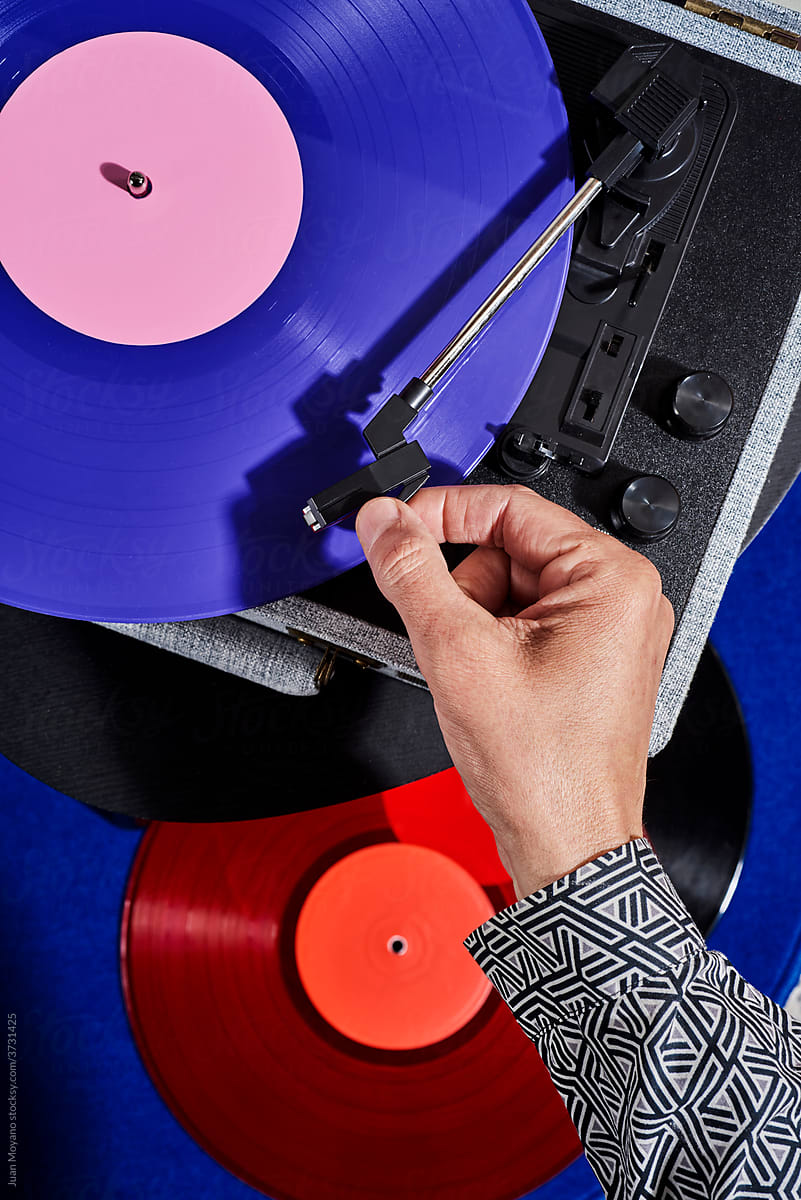 man playing a violet disc in a turntable