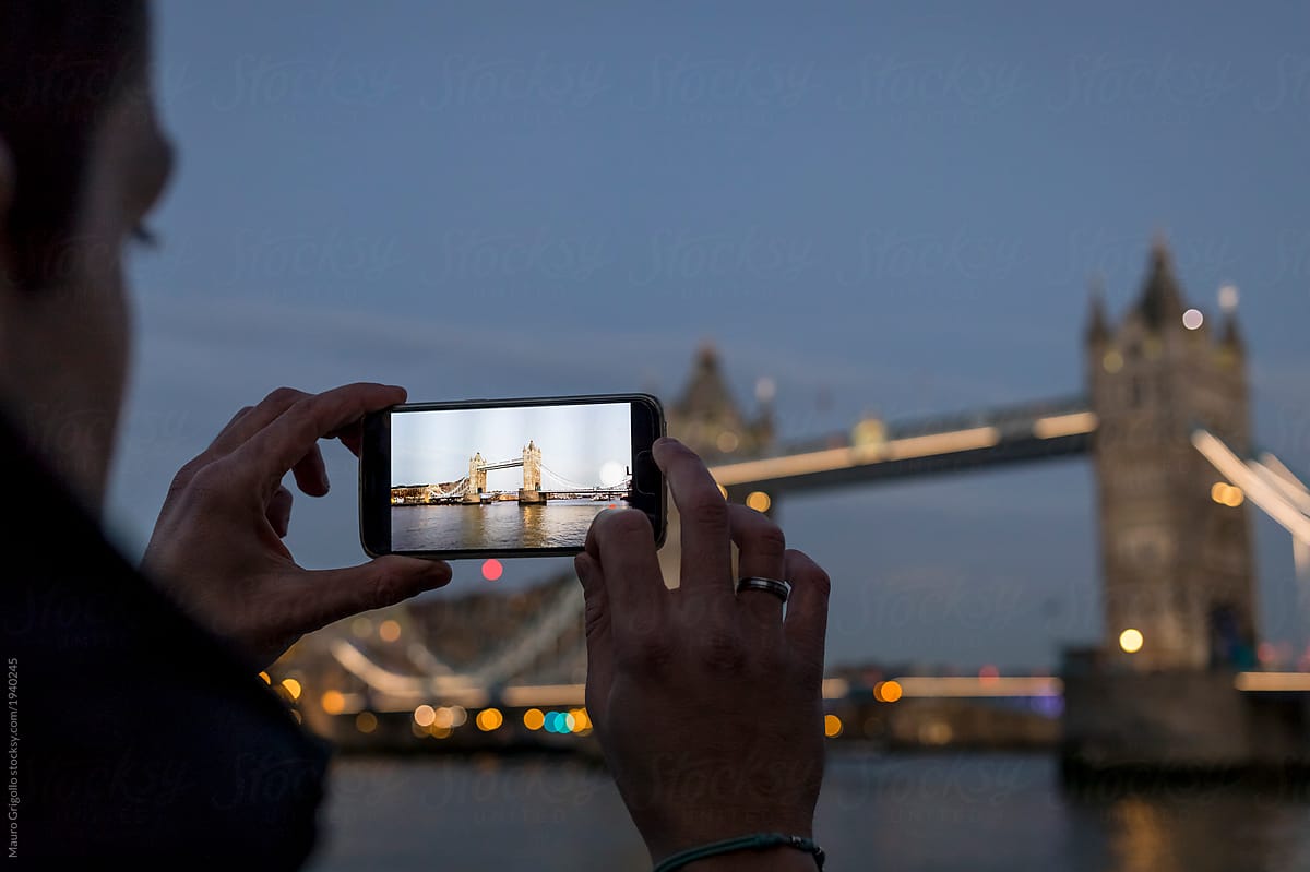 Man taking pictures to landmarks in London