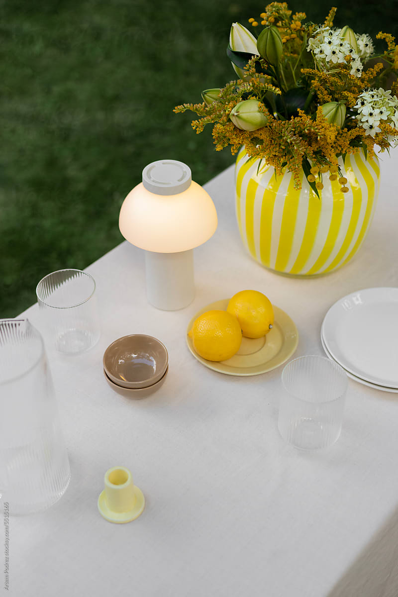 Table with modern decorations for an outdoor dinner.