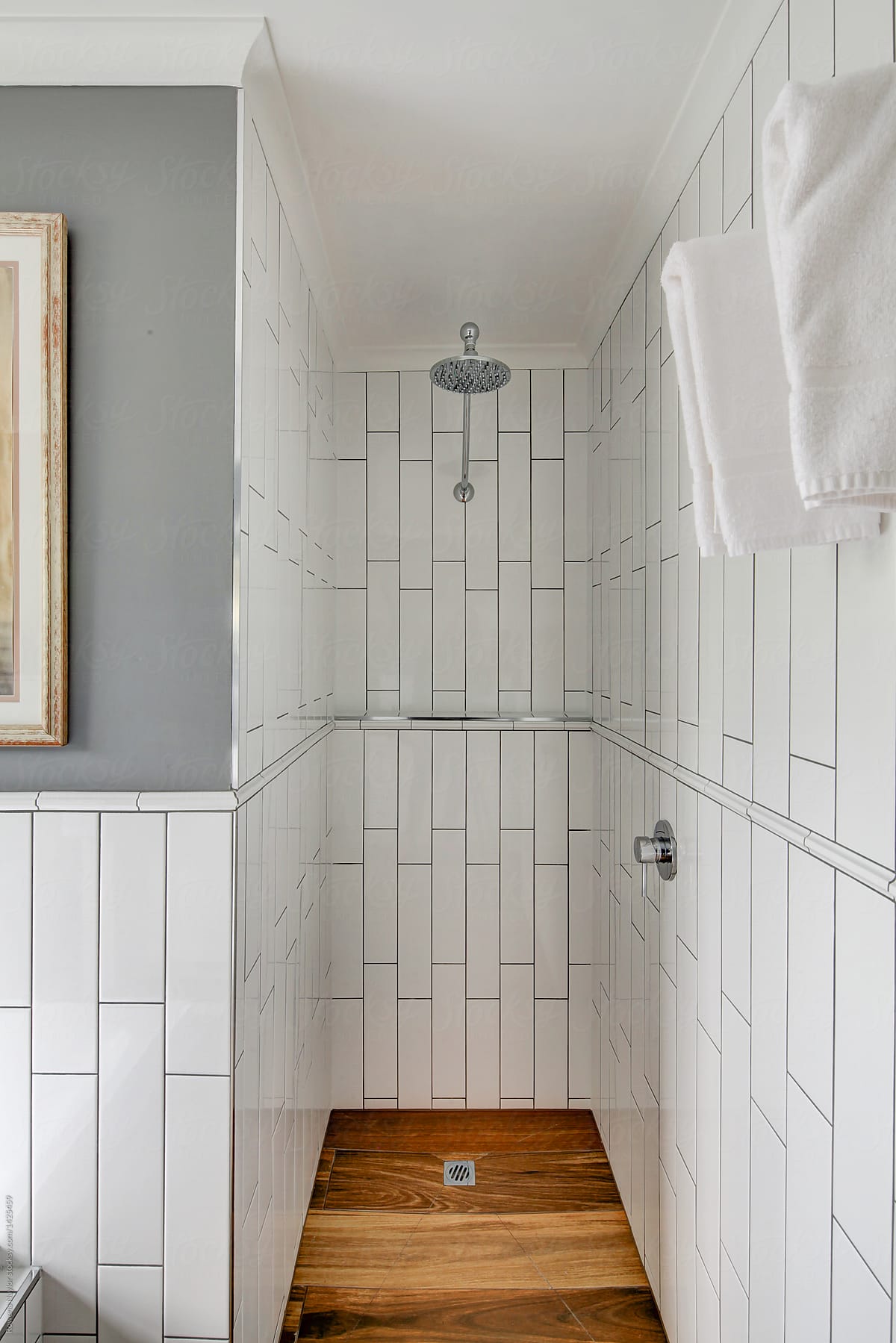 Walk-in shower with vertical tiles