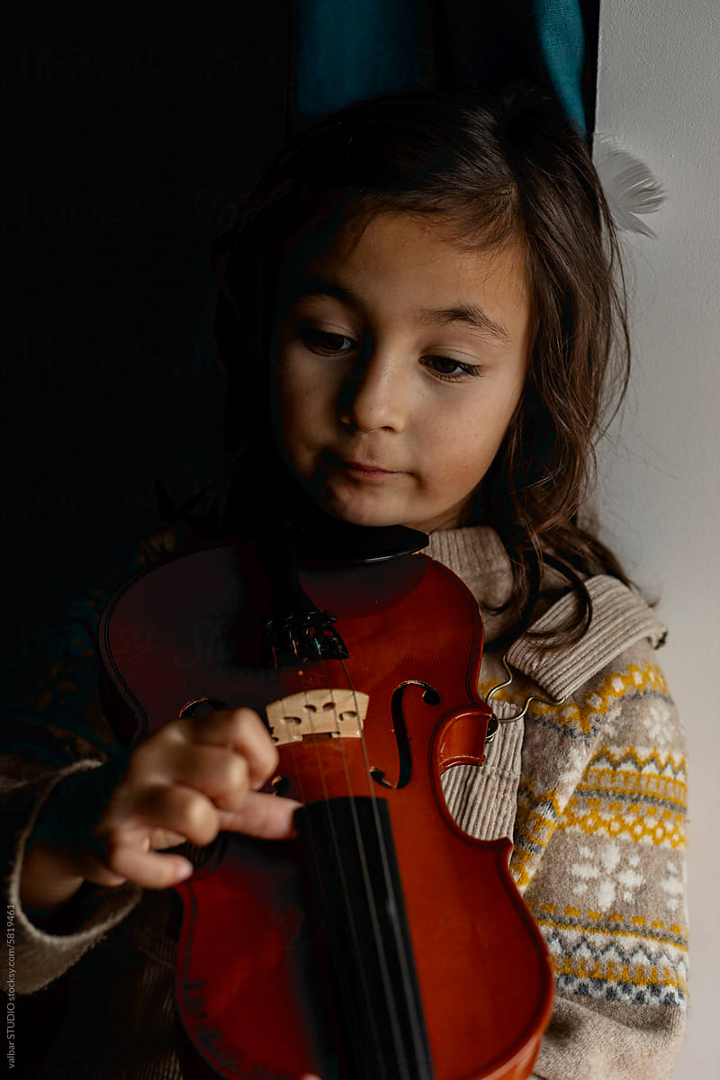 kid playing the violin
