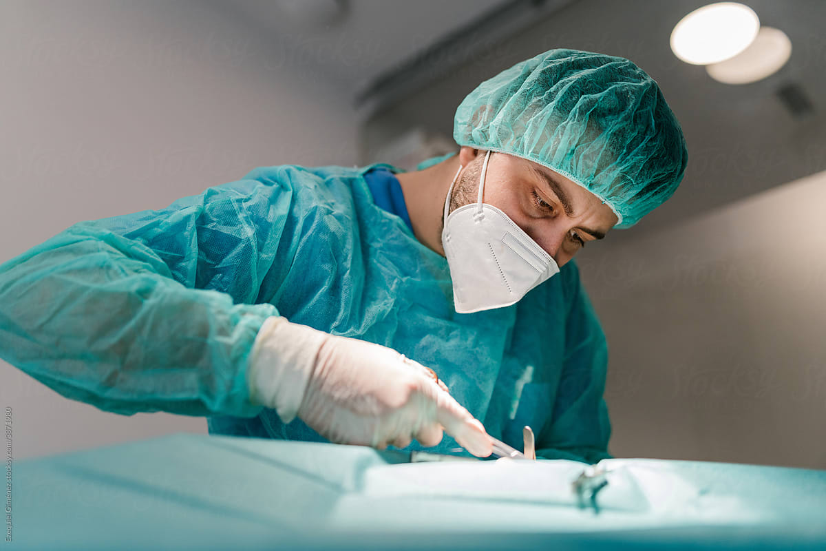 Surgeon operating in the operating room of a clinic