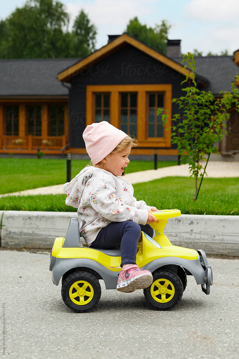 Toddler riding toy car