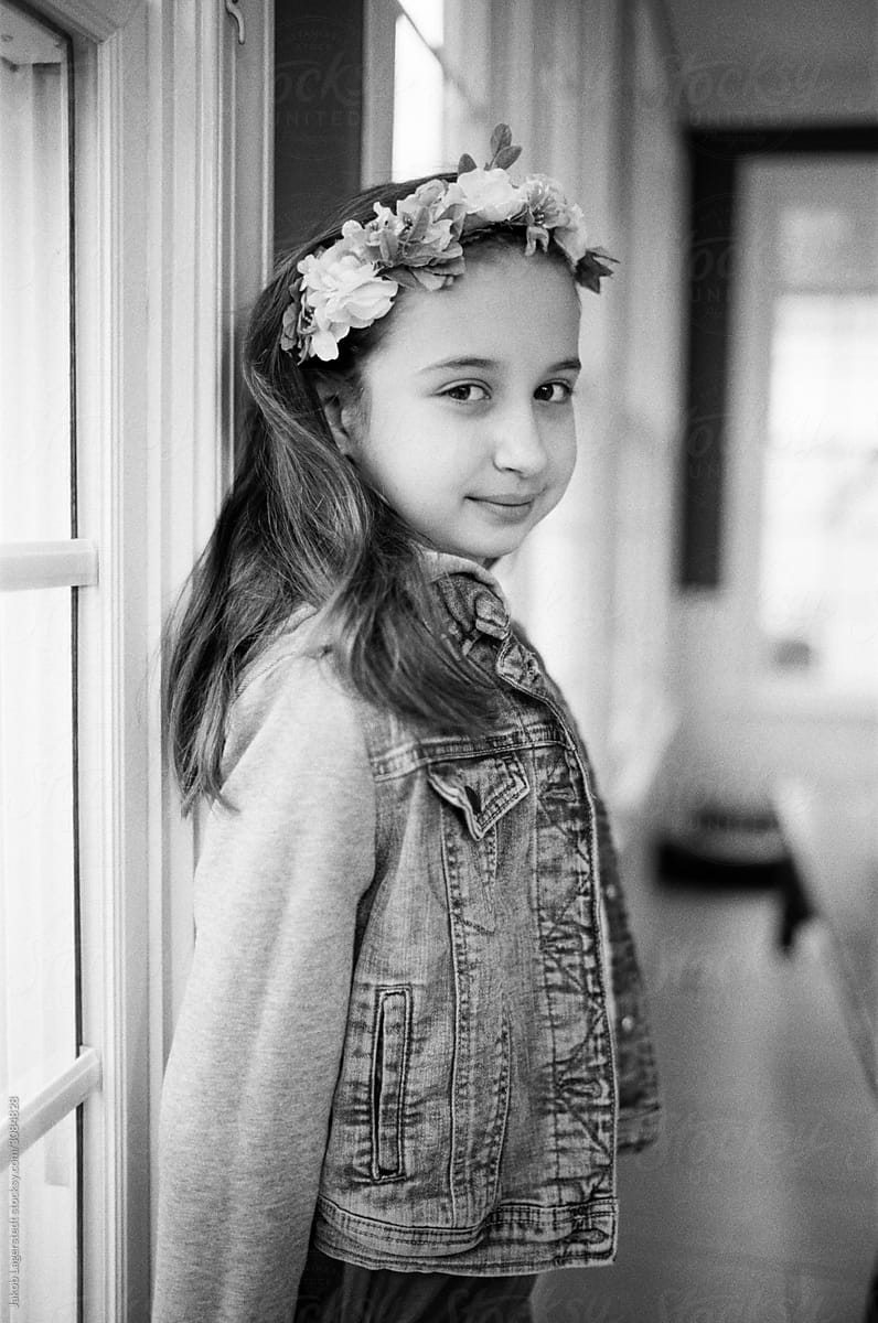 Black And White Portrait Of A Young Girl Wearing Flowers In Her Hair Del Colaborador De 