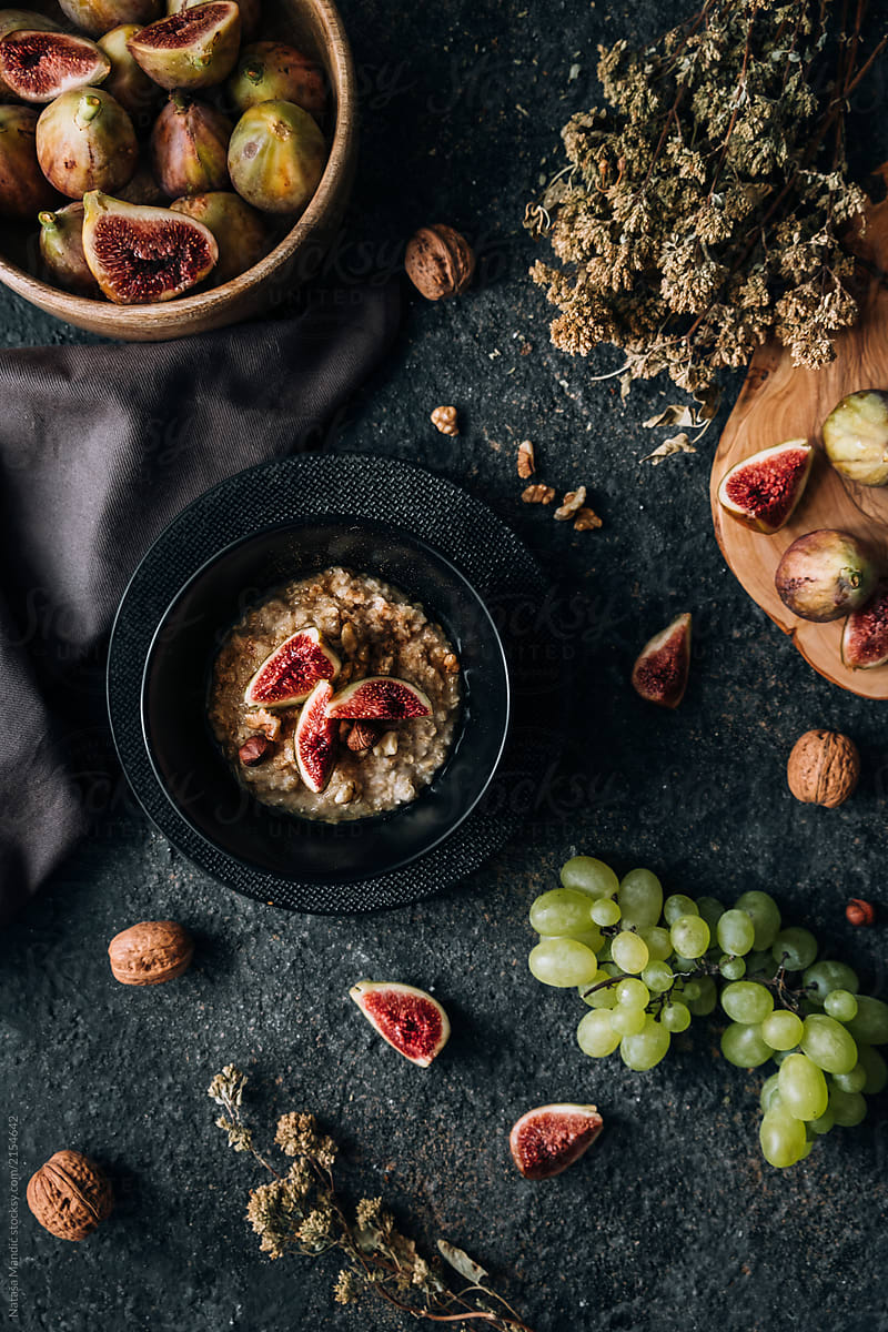 Porridge with figs and walnuts