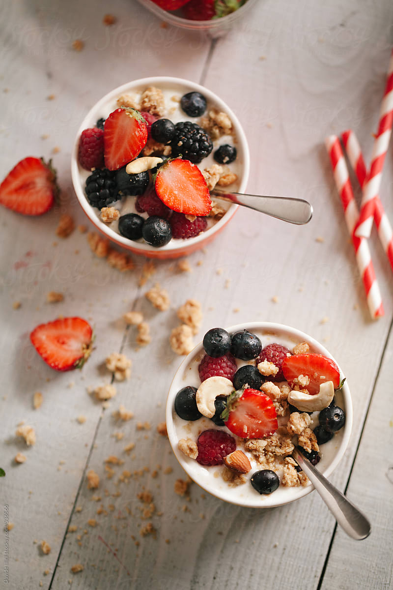 Yogurt with fresh fruit and cereals