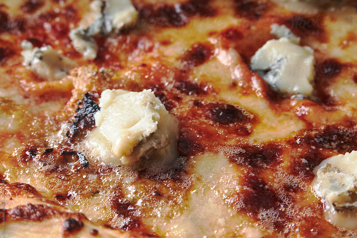 Closeup Quattro formaggi pizza.
