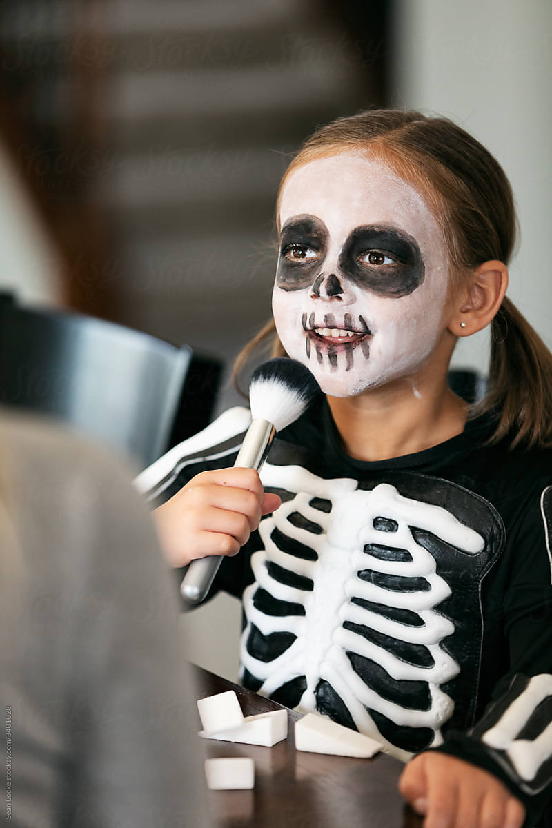 Skeleton: Applying Face Powder With Makeup Brush