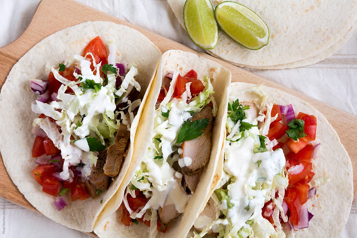 Food: Tacos with roasted chicken, guacamole and vegetables