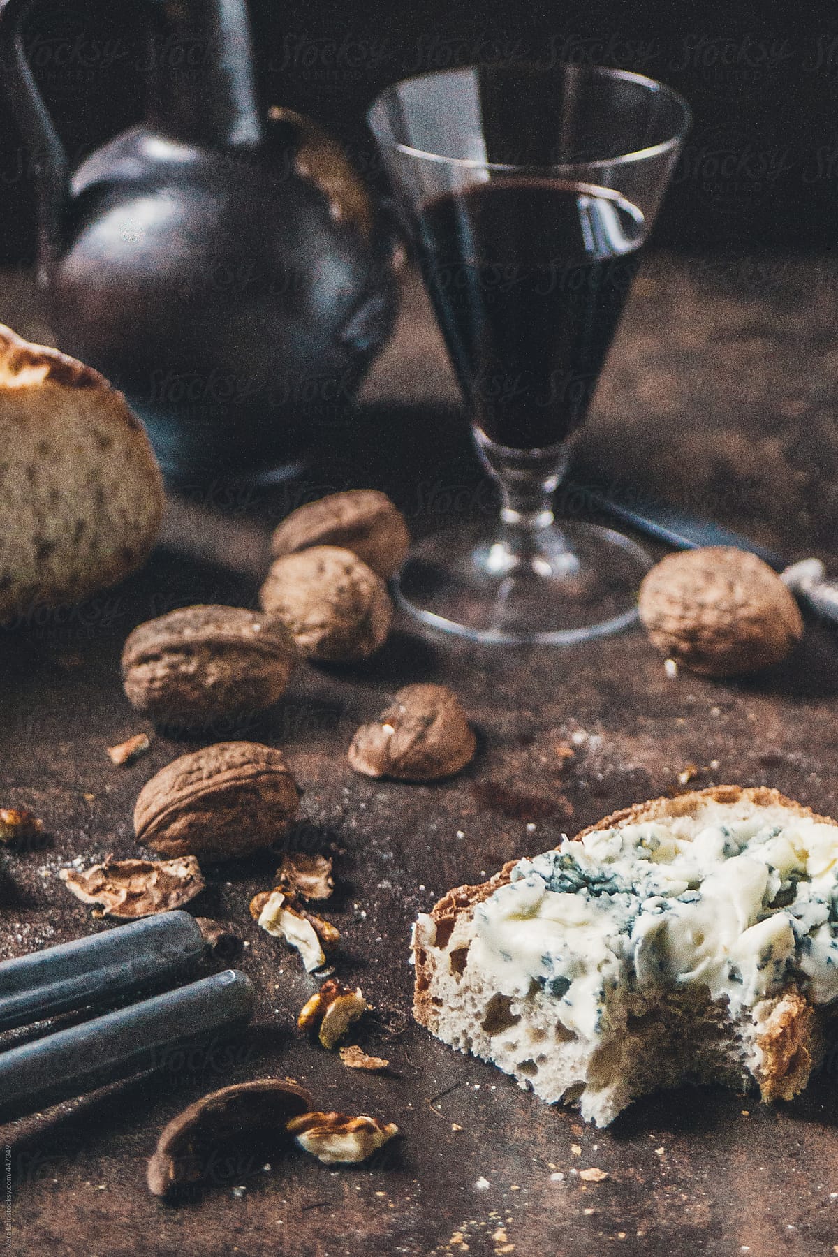 Slice of bread with blue cheese, wine and wallnuts