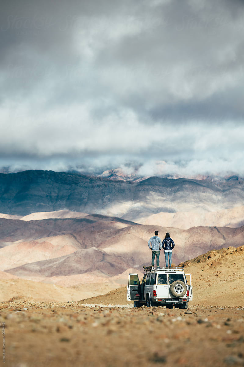 desert roadtrip couple
