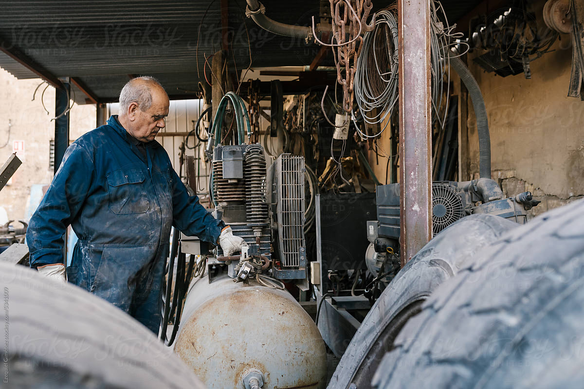 Male mechanic working in workshop