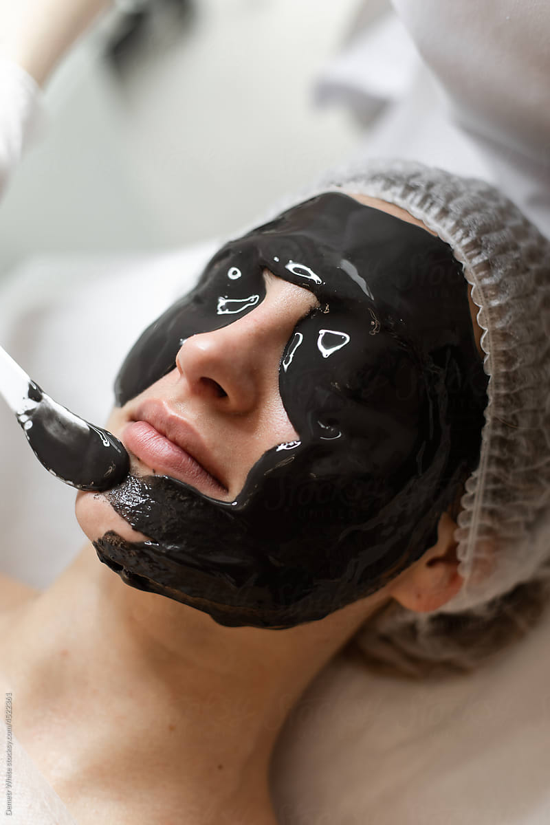 Face peeling with black mask
