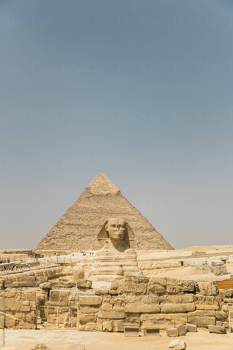 Sphinx of Giza and the Pyramid of Khafre, Egypt.