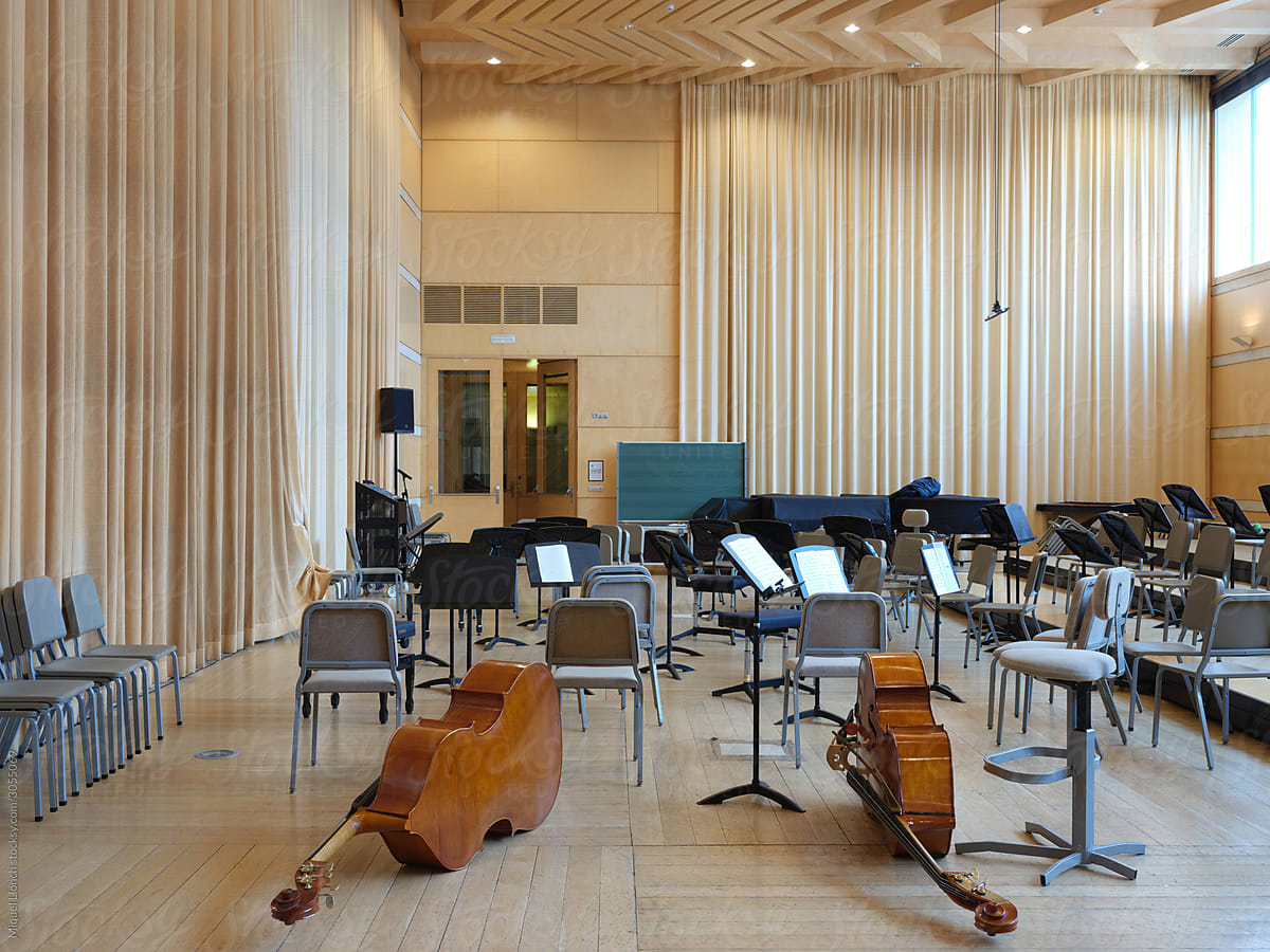 Auditorium room with instruments during a pause in a musical rehearsal