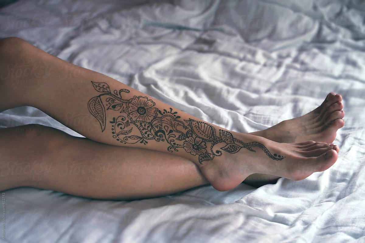 Henna body art at lady\'s legs