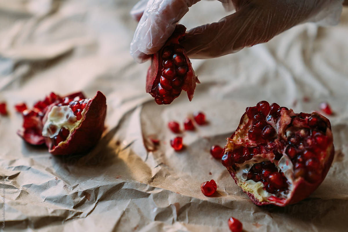 Pomegranate seeds in the hands.
