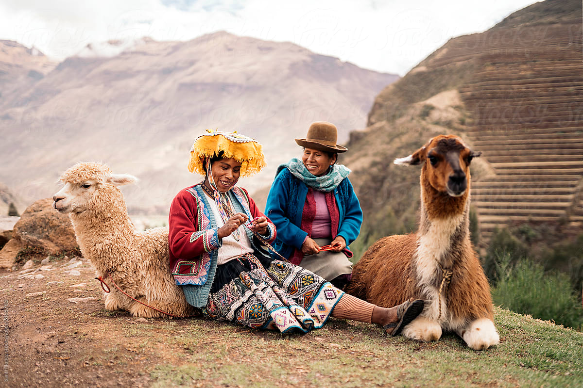 Peruvian women working together