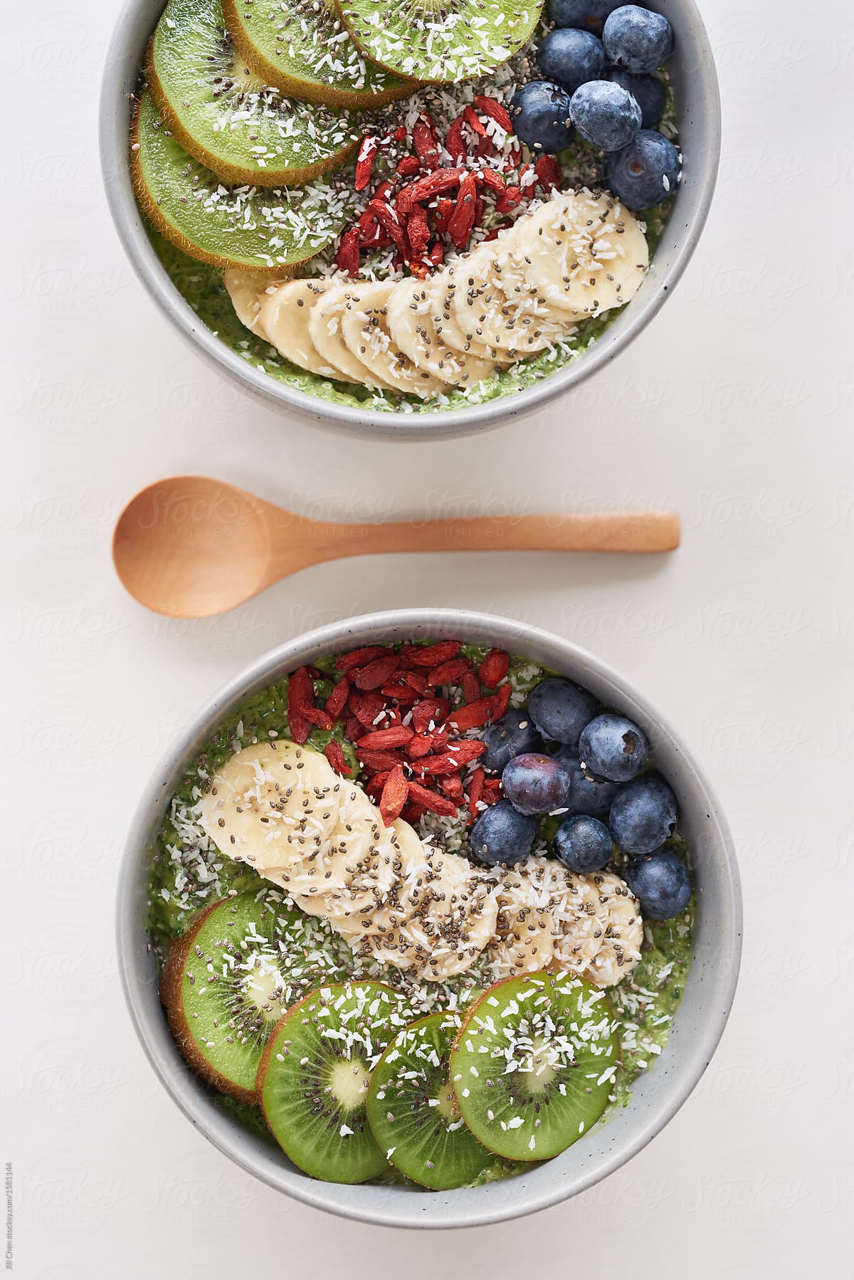 Green smoothie bowl with fresh fruit