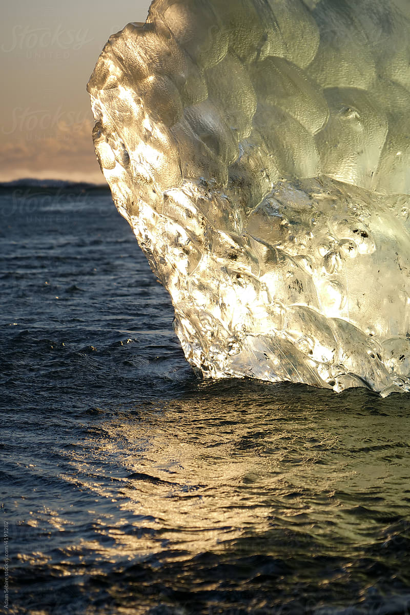 Sunlight on iceberg melting under Arctic climate change
