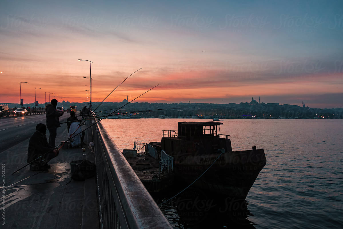 Silhouettes and Sunsets: Istanbul\'s Evening Anglers