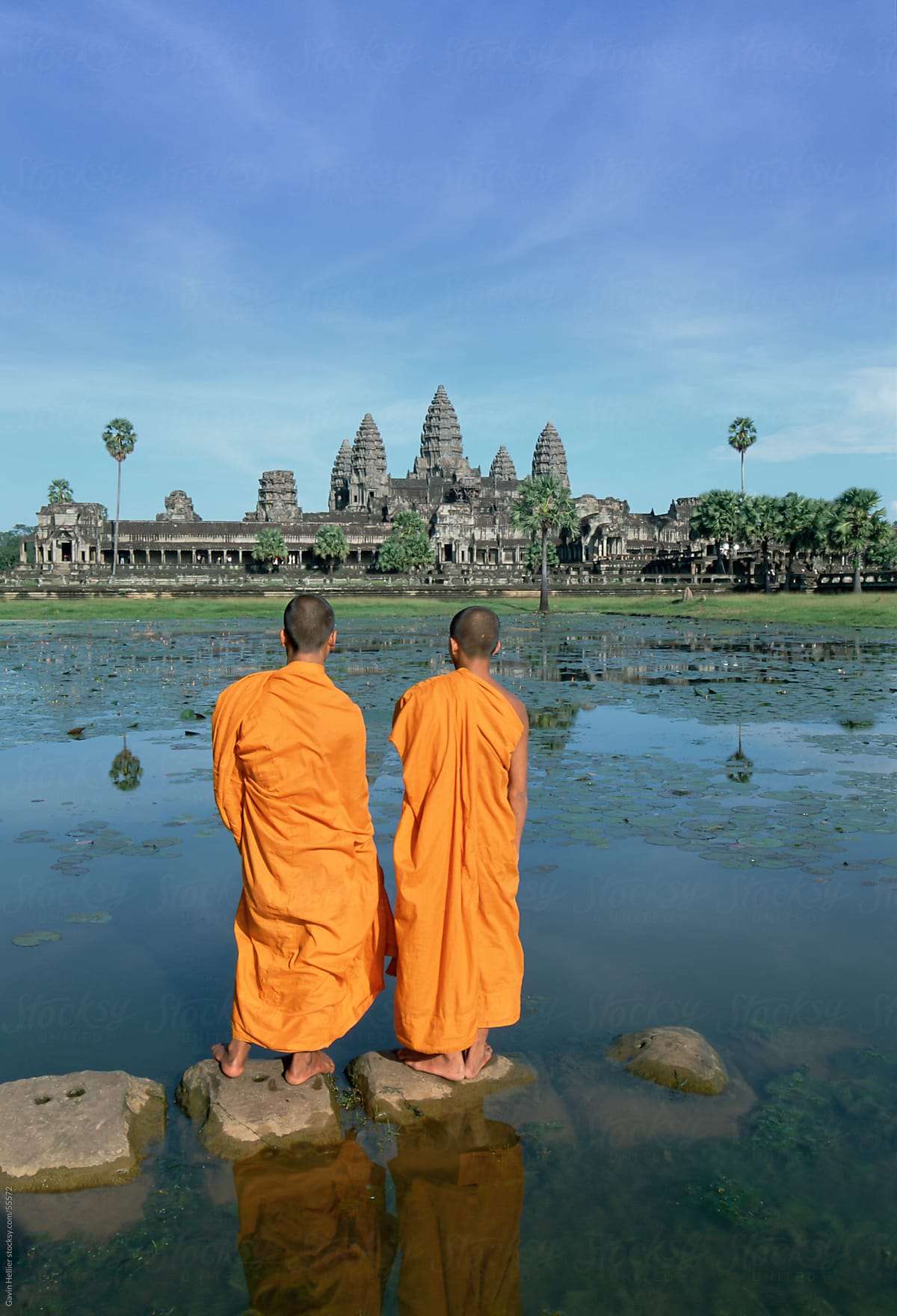 Buddhist monks standing in front of Angkor Wat, Angkor, Siem Reap, Cambodia, Indochina, Asia