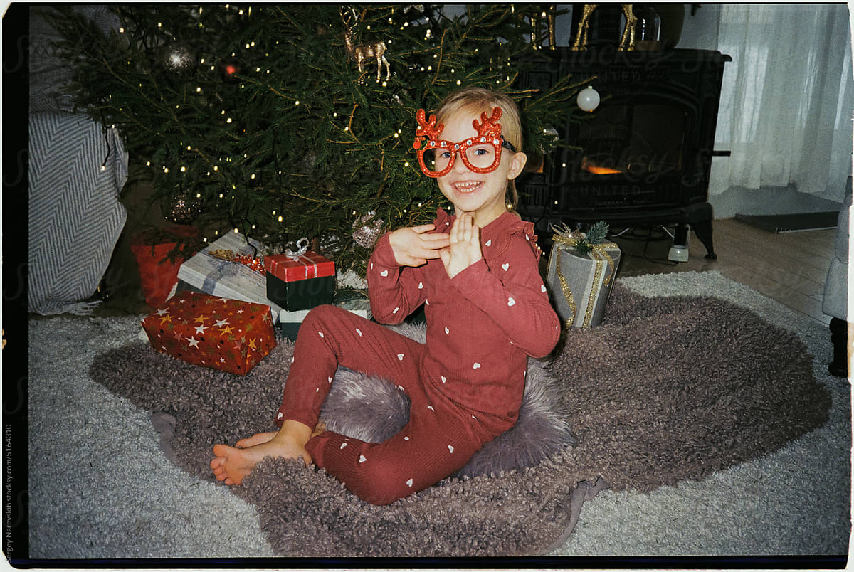 Happy child in Christmas eyeglasses, ugs