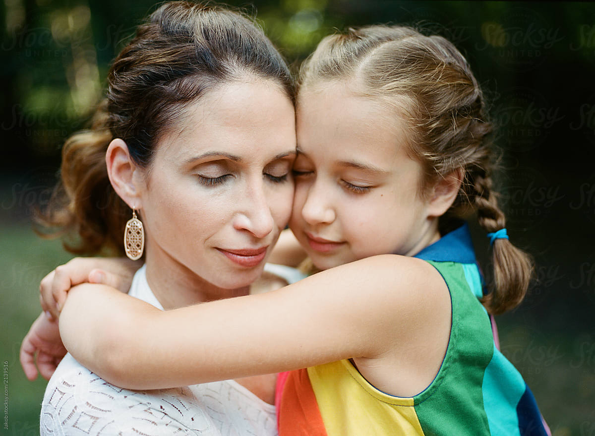 Daughter Embracing Mother With Eyes Closed Del Colaborador De Stocksy Jakob Lagerstedt Stocksy 8592