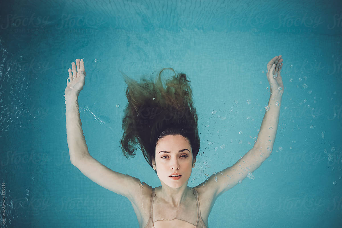 «Woman Swimming At Pool» del colaborador de Stocksy «Lumina» - Stocksy