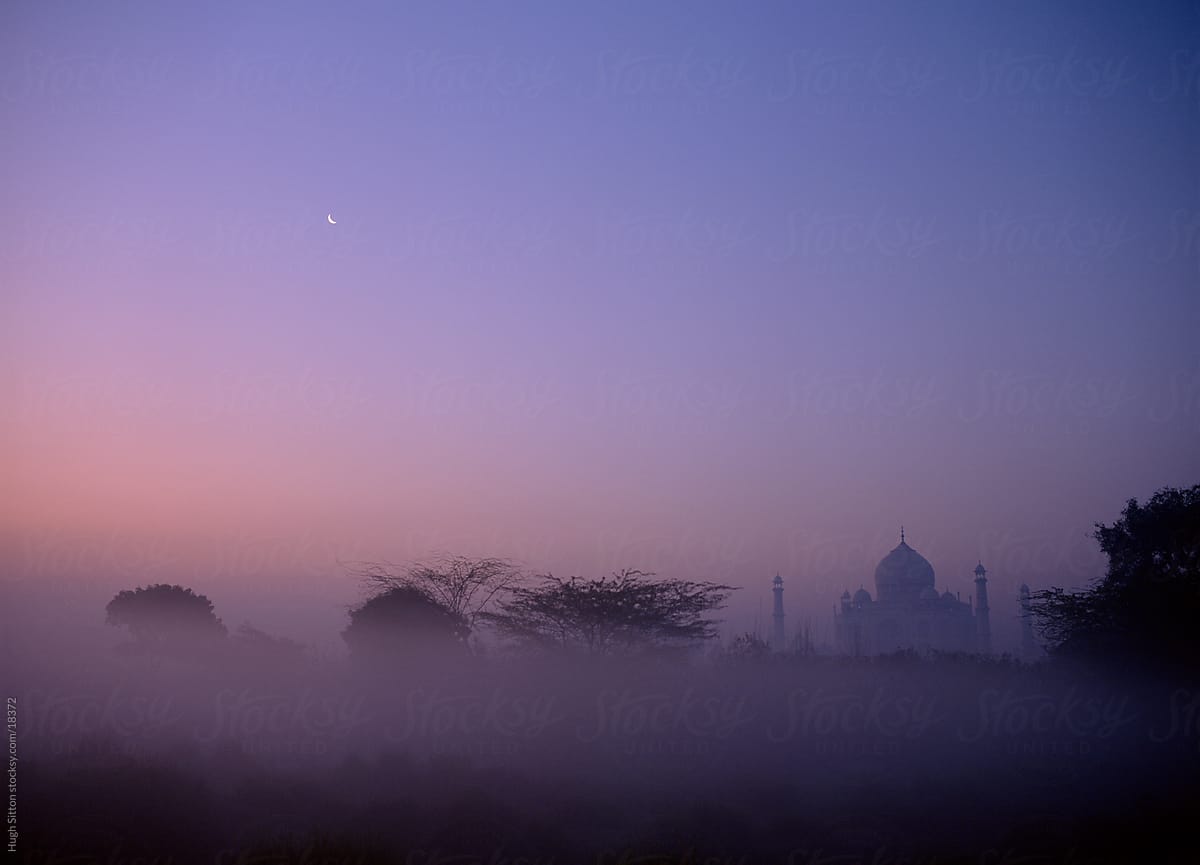 The Taj Mahal at sunrise. 	Agra, Uttar Pradesh, India