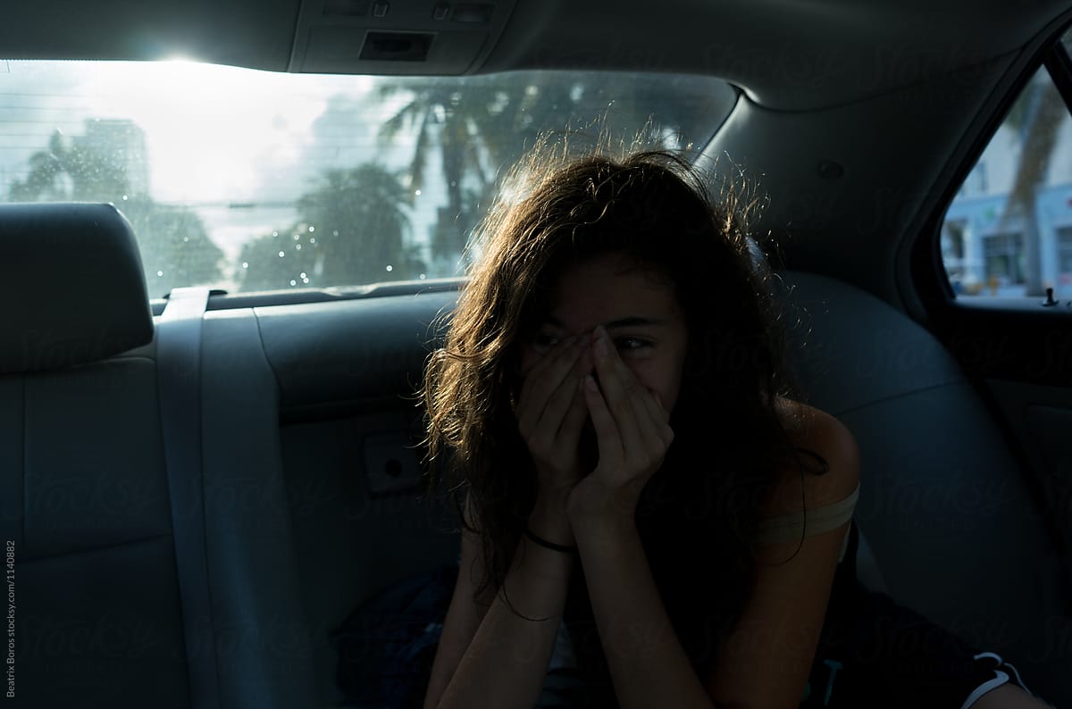 «Teenager Girl Covers Her Face While Laughing In The Car» del ...