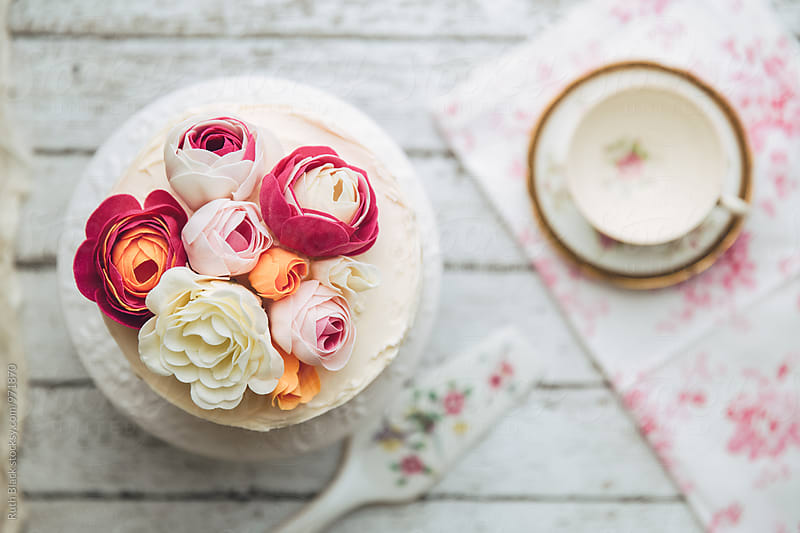 Vintage style cake with roses