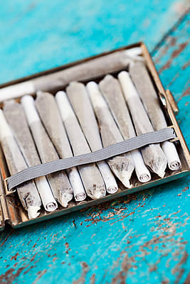 joints in a cigarette box & Joint Holder  112mm Smell Proof, Airtight & Waterproof  Lit Smoking Joints Hand Rolled Cigarettes