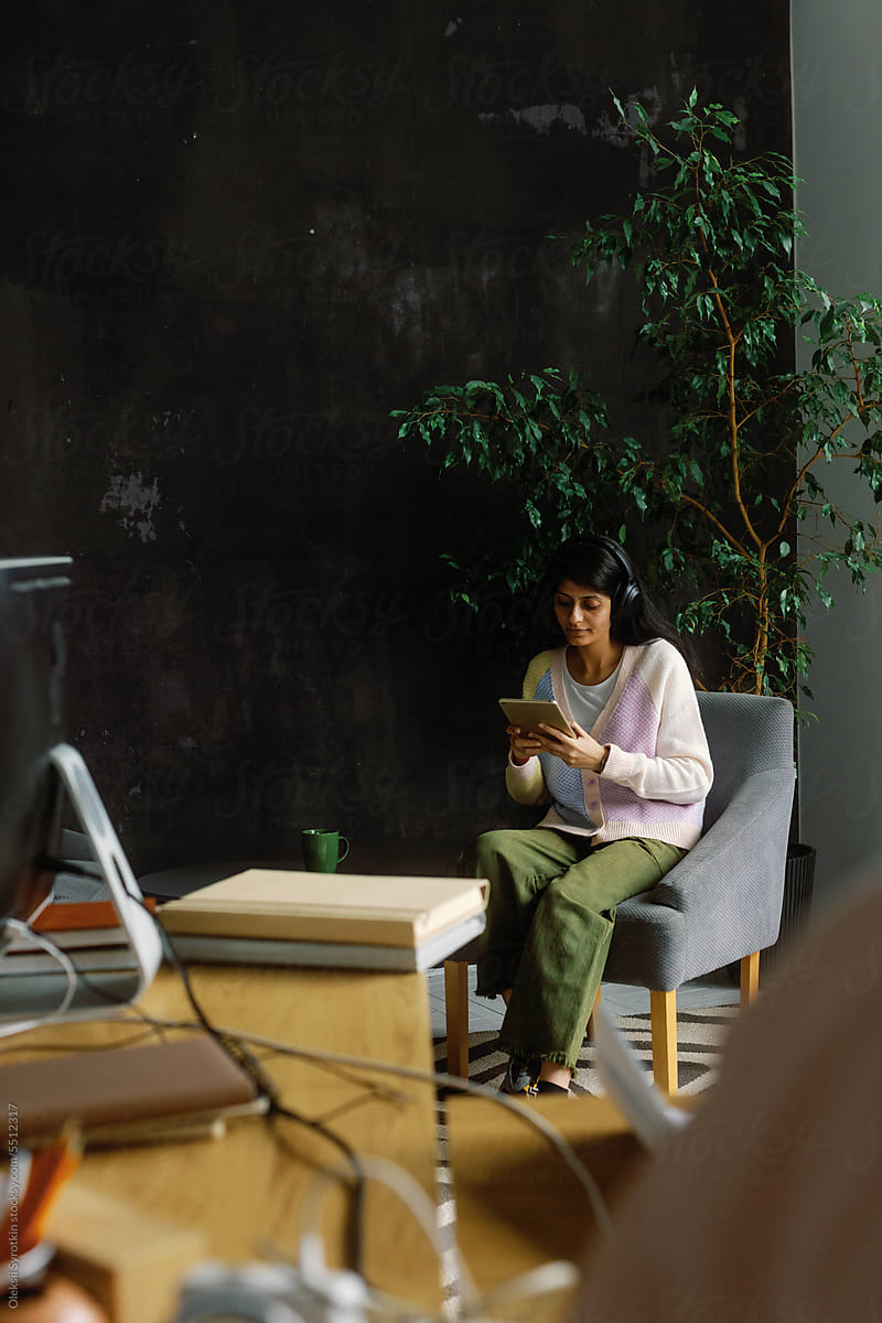 Businesswoman tech use wireless usability business lounge virtual