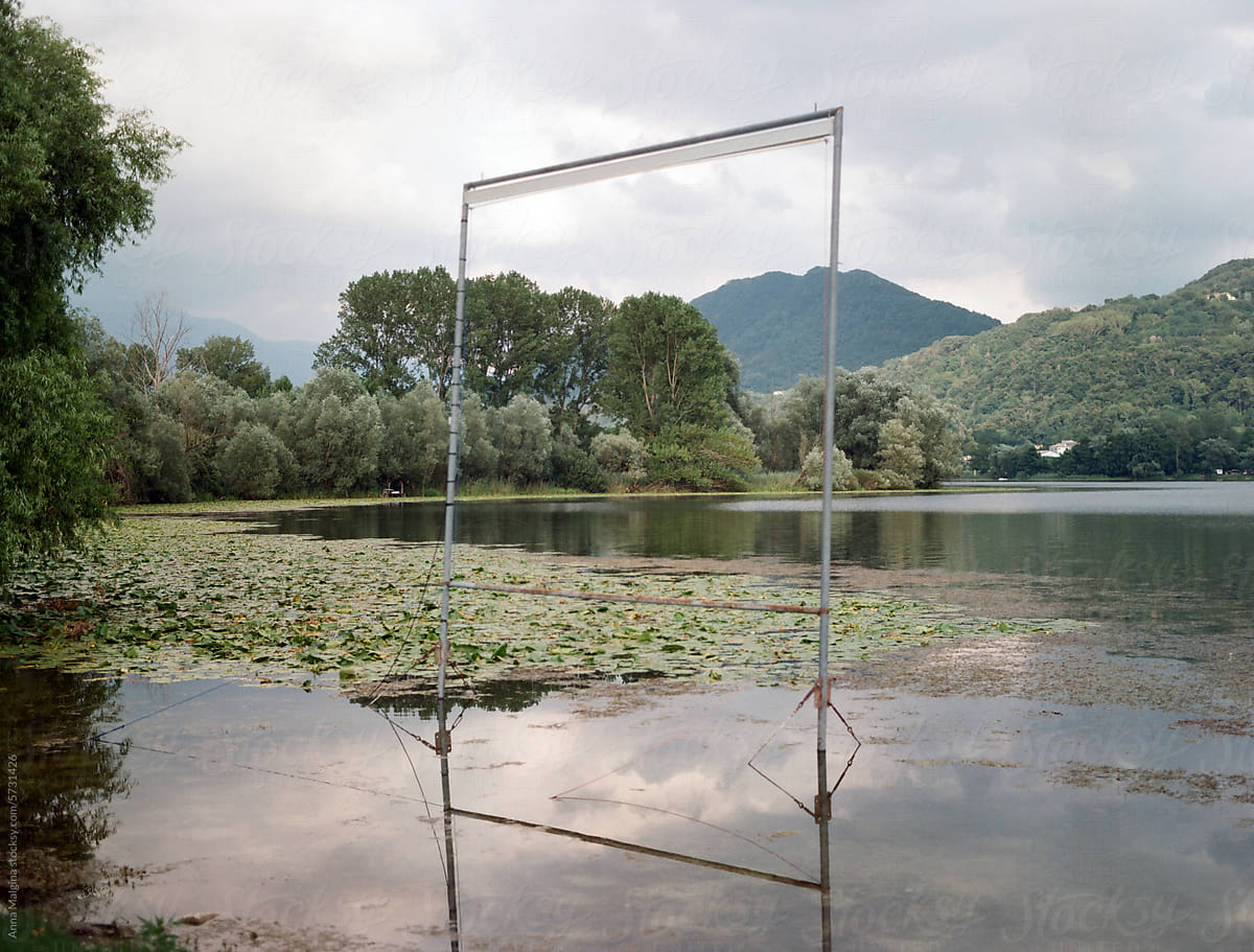 A screen structure for a film on a lake