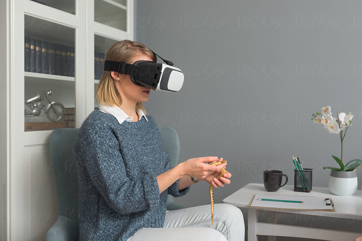Female patient with vr goggles defeating her reptile phobia