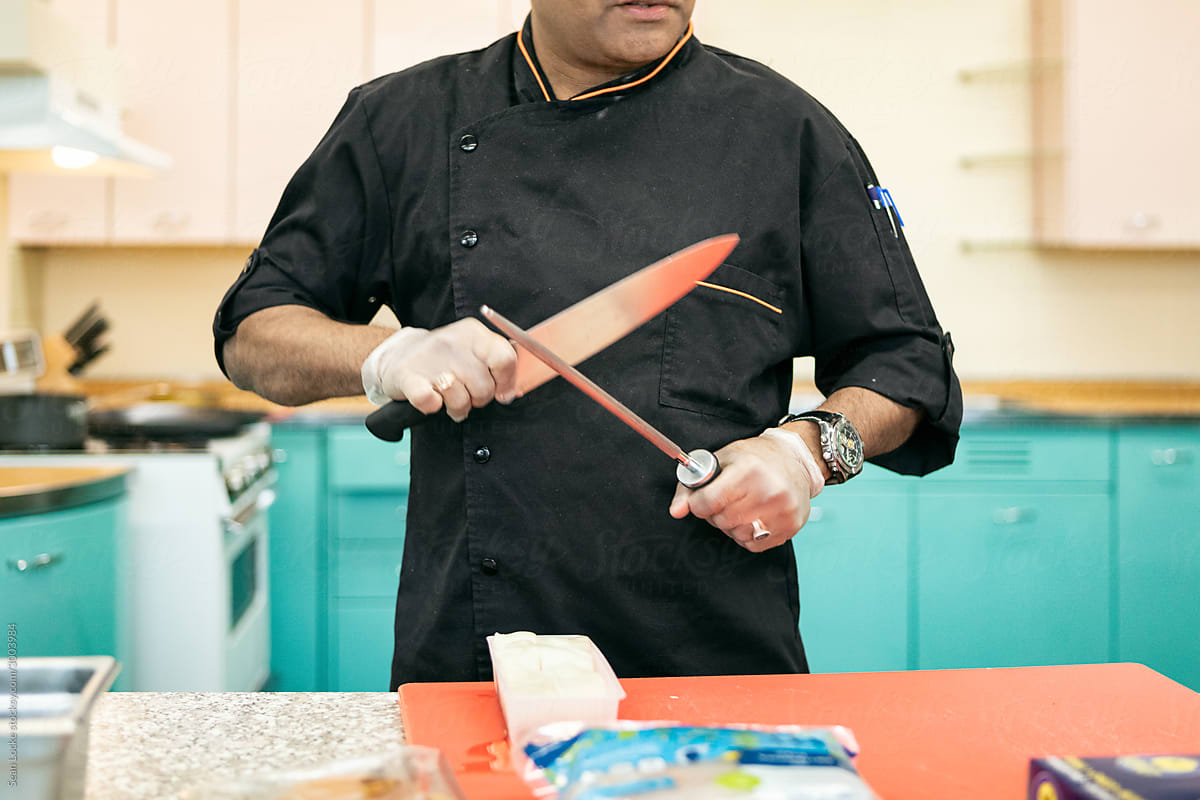 Class: Chef Uses Steel On Knife