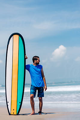 guy surfer