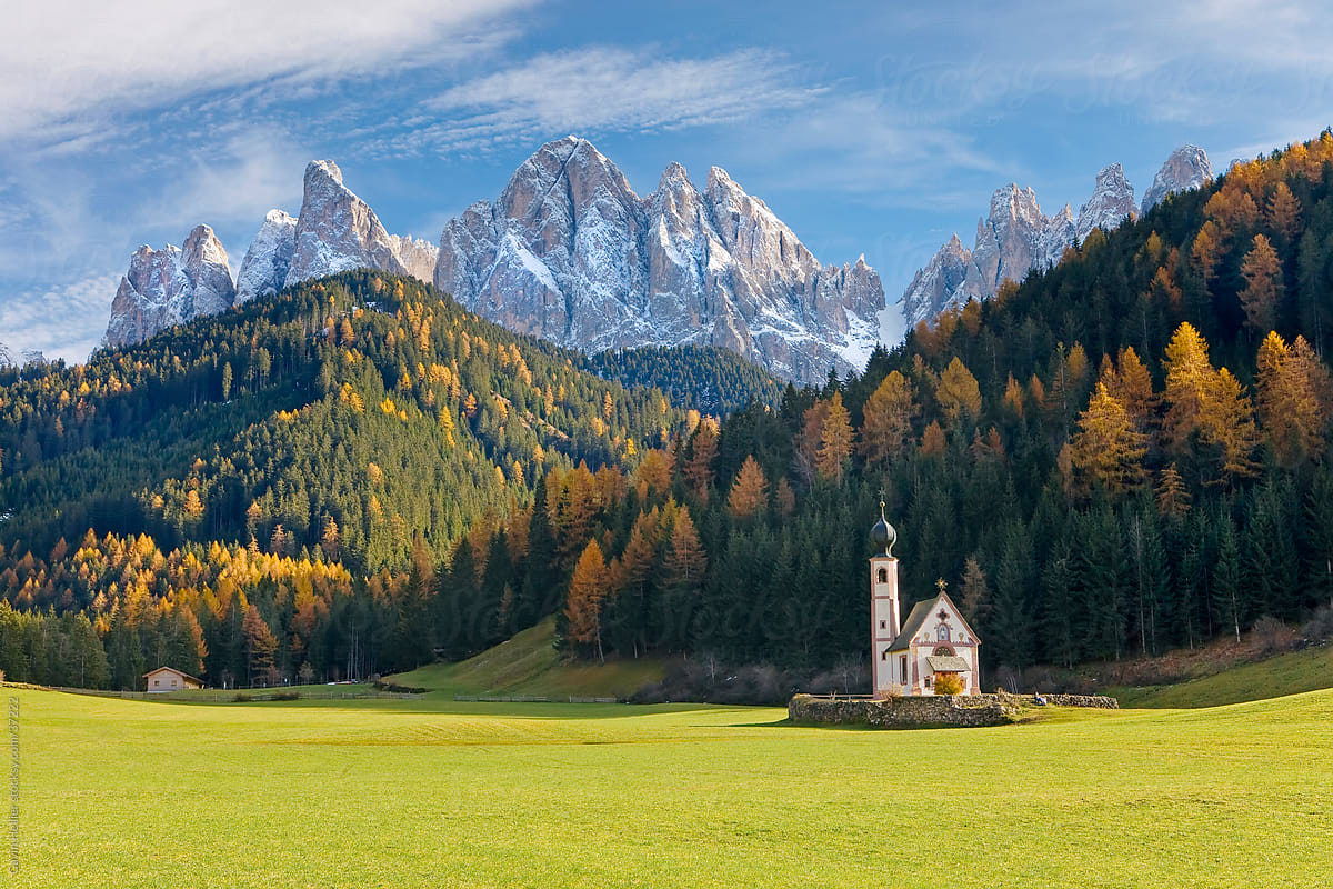 St Johann Church in Ranui in Villnoss,, Geisler Spitzen (3060m), Val di Funes, Dolomites mountains, Trentino-Alto Adige, South Tirol (Tyrol), Italy, Europe